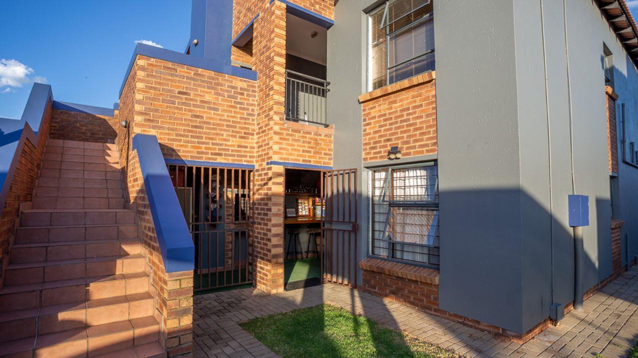 2 Bedroom Townhouse for sale in Pomona P24114157658