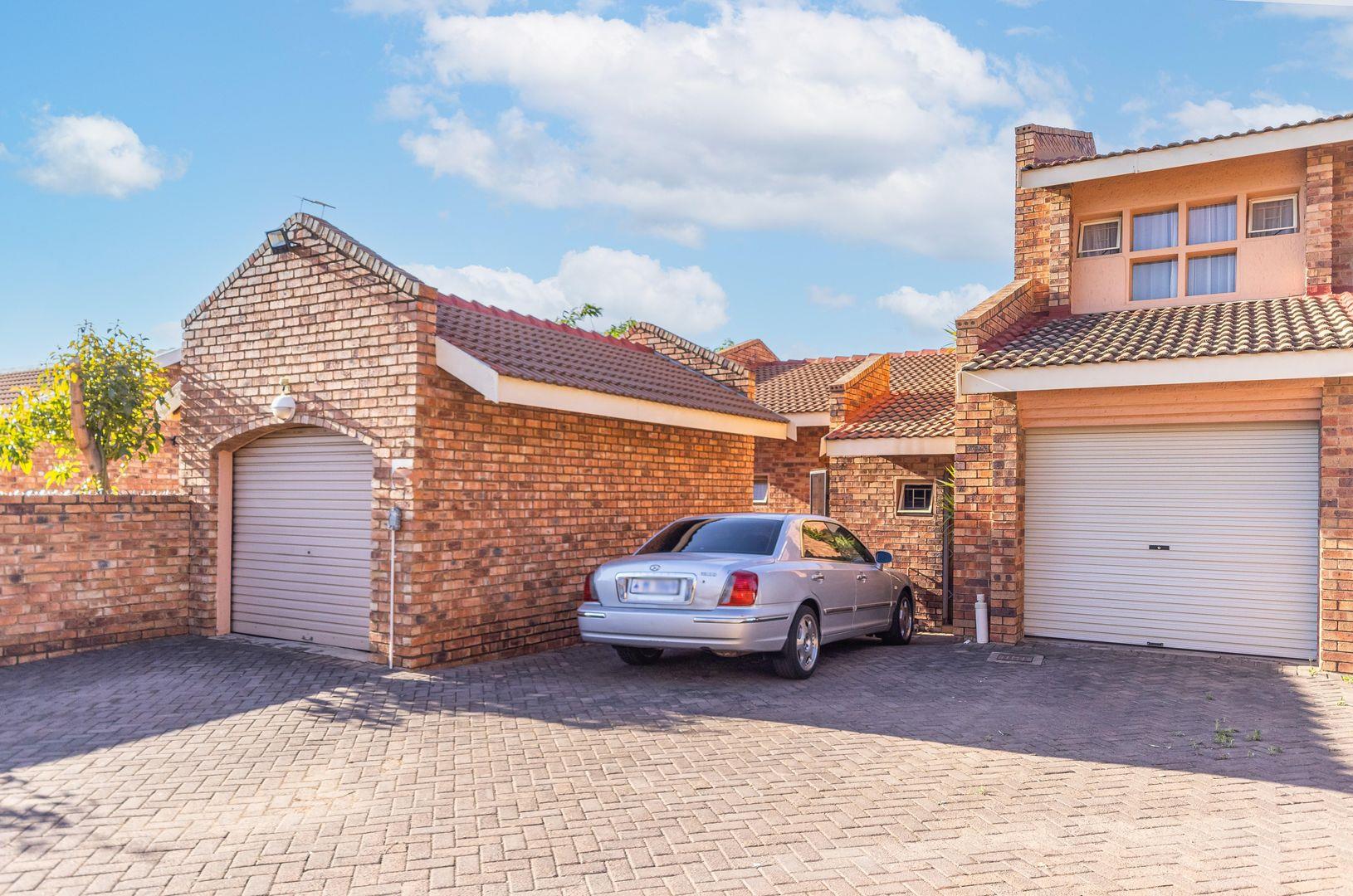 2 Bedroom Townhouse for sale in Halfway Gardens P24113558866