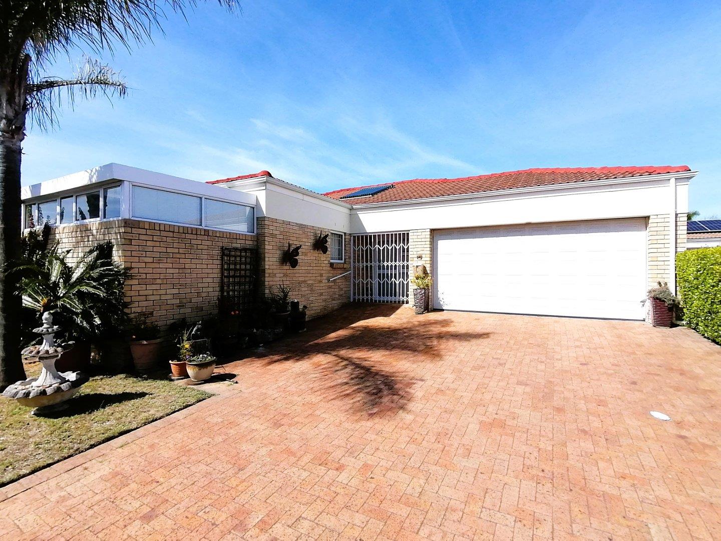 2 Bedroom House for sale in Protea Heights P24114160156