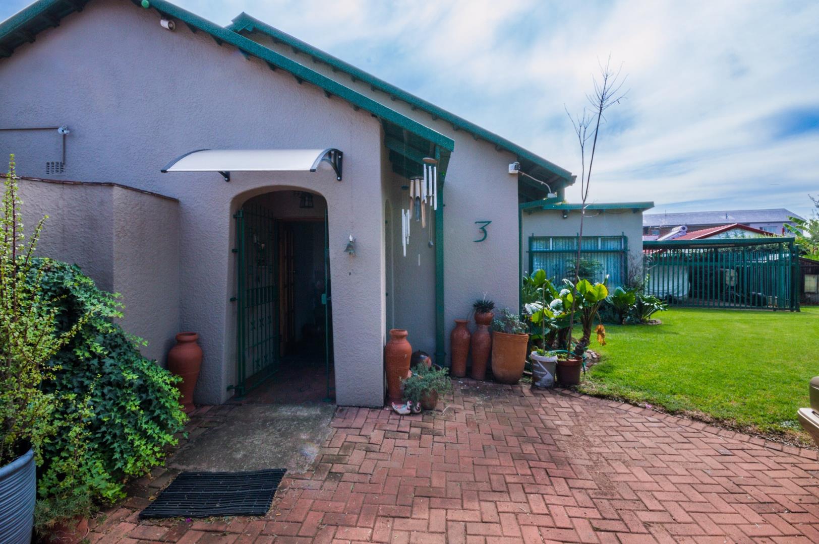 3 Bedroom House for sale in Hurlyvale P24114164736