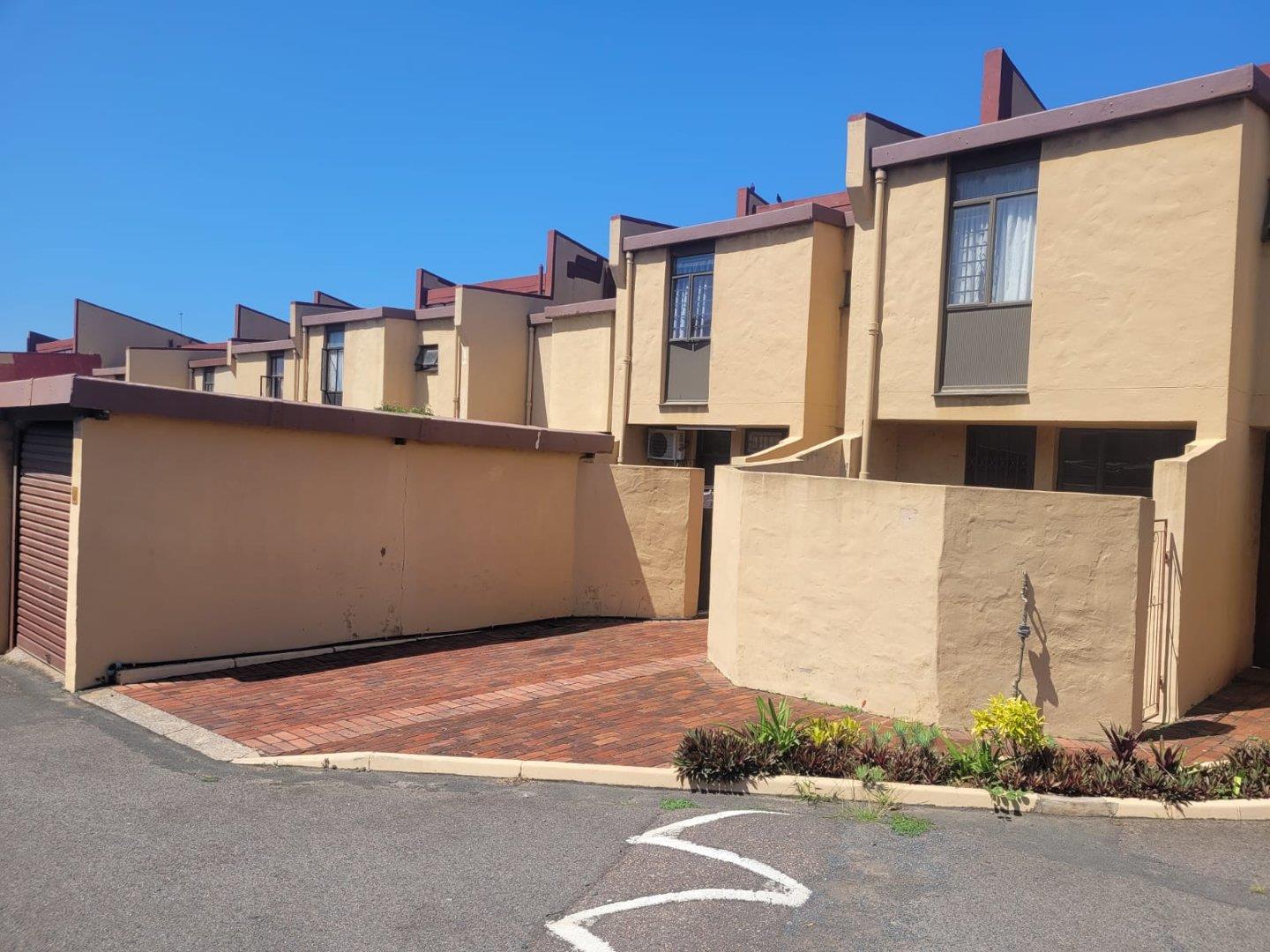 3 Bedroom Apartment / flat for sale in Montclair P24114142661