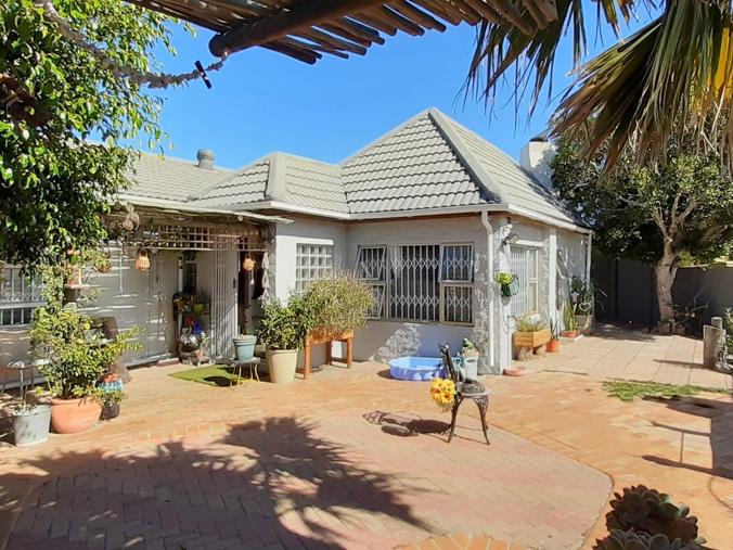 4 Bedroom House for Sale in Bothasig