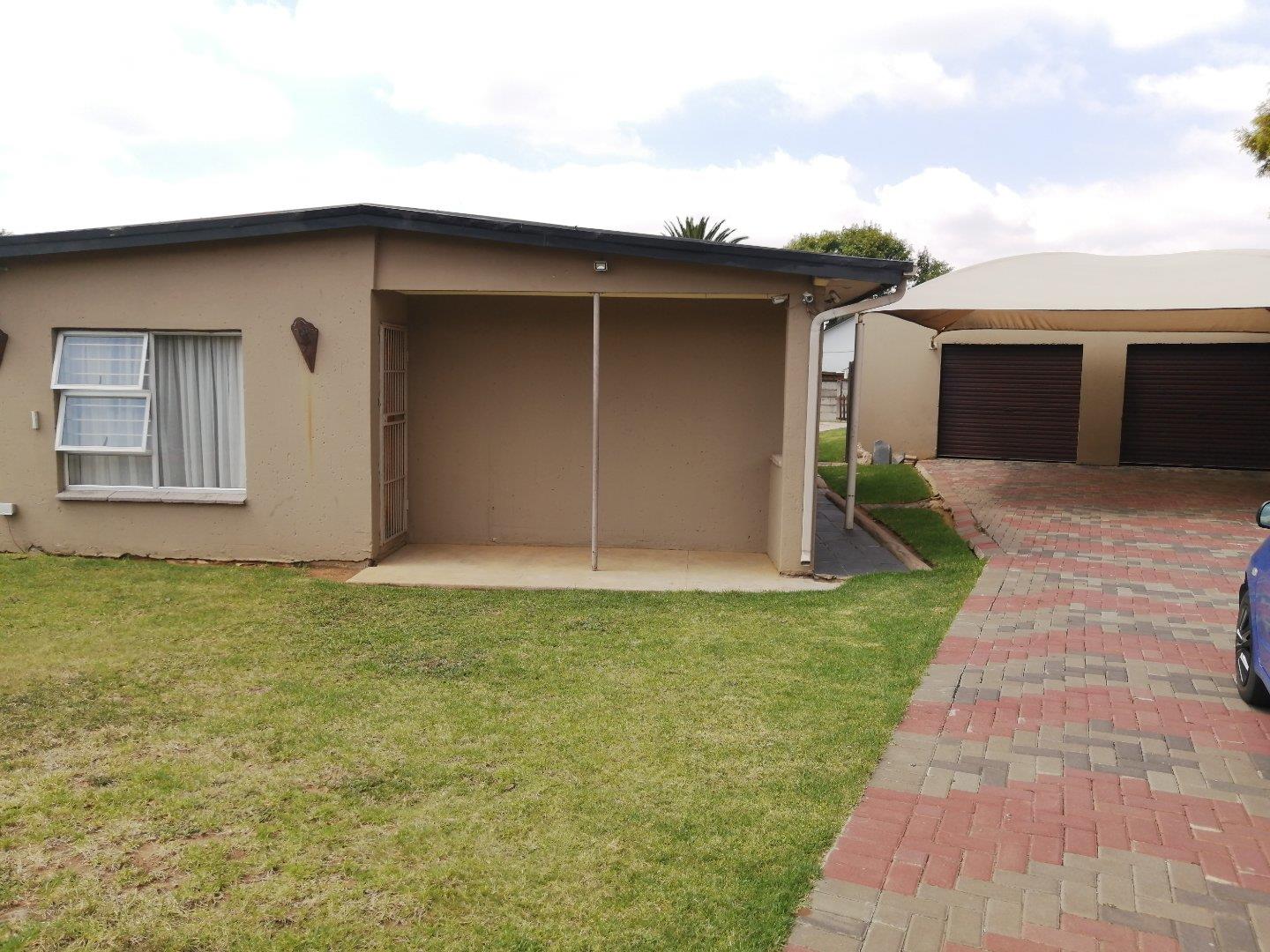 4 Bedroom House for sale in Lodeyko 15 Kotze Str P24114165291