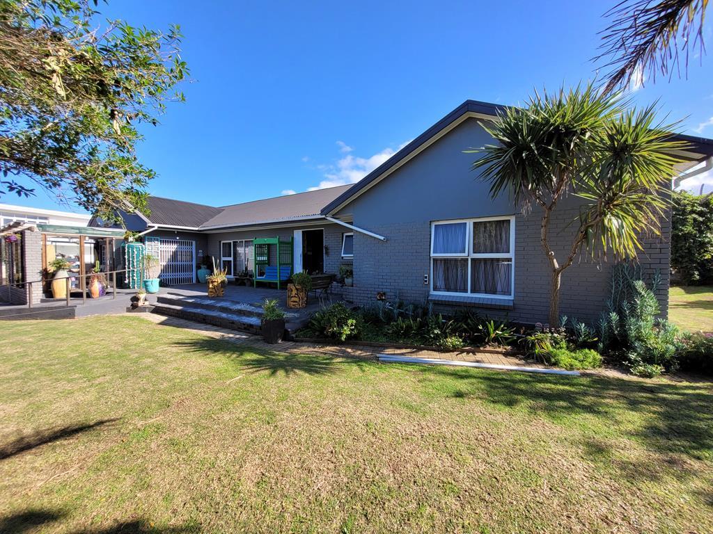 6 Bedroom House for sale in Jeffreys Bay Central P24114166360