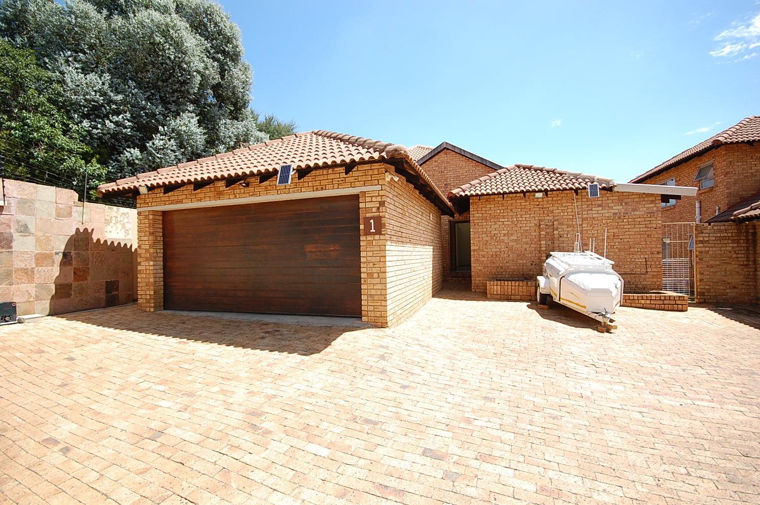 3 Bedroom Townhouse for sale in Glenvista P24114166796