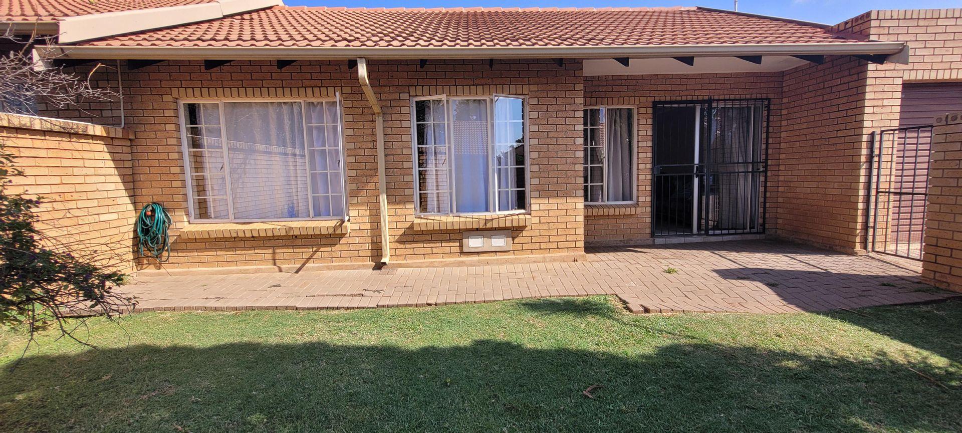 2 Bedroom Townhouse for sale in Sinoville 125 Dennis Avenue P24