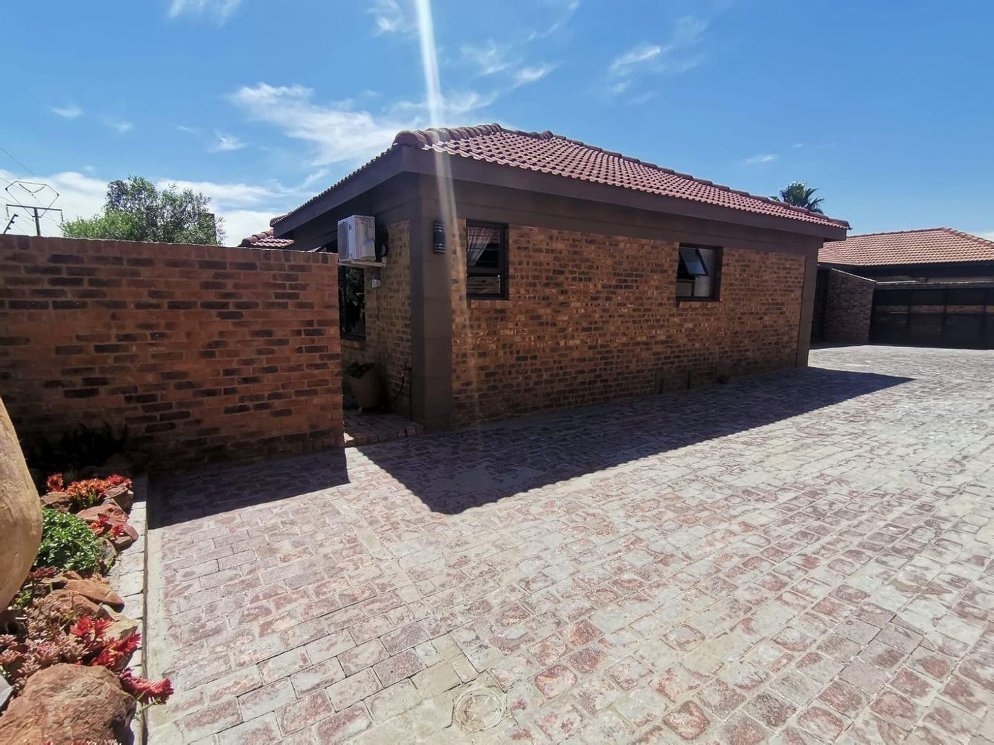 4 Bedroom House for sale in Southdowns Estate 4 Cloud Close P24