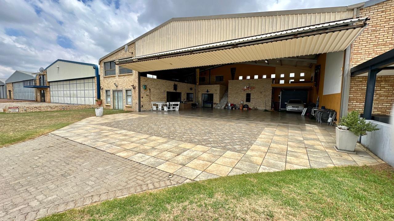 3 Bedroom House for sale in Eikenhof 43 Tedderfield Airpark, 16