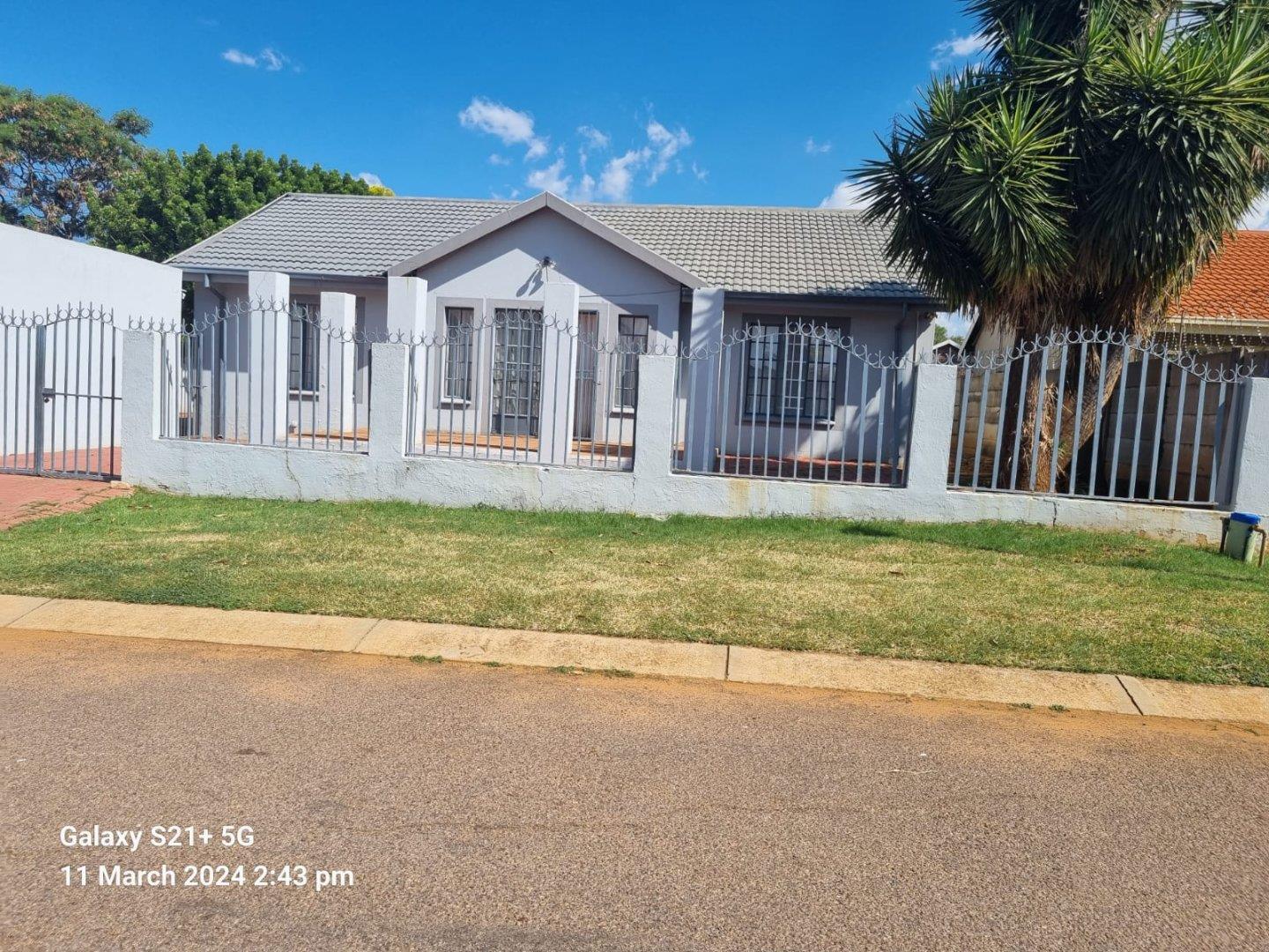 3 Bedroom House for sale in Karenpark P24114172793