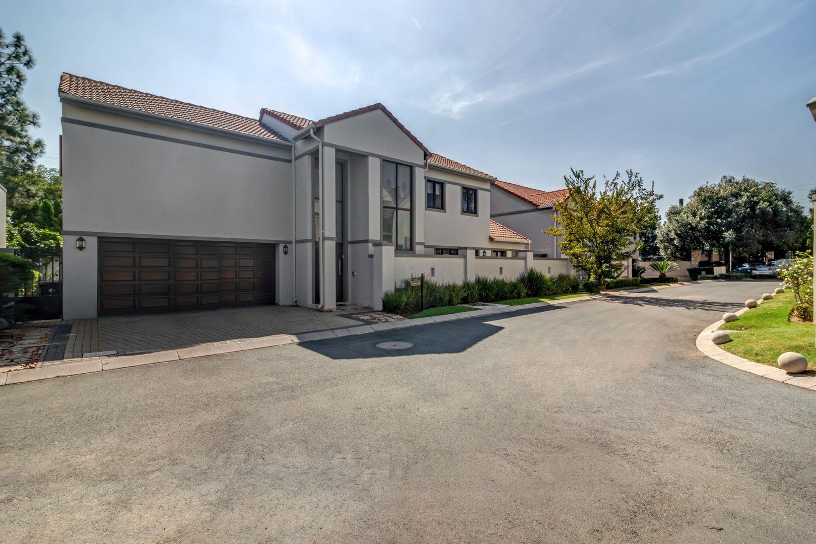 4 Bedroom House for sale in Broadacres P24114175841