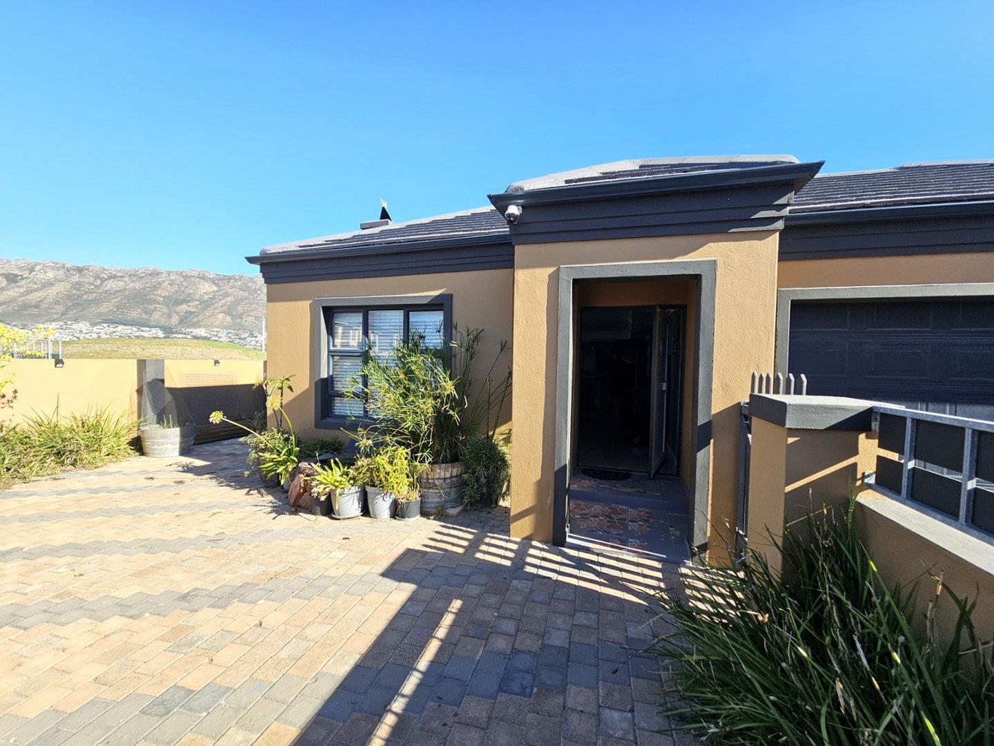 3 Bedroom House for sale in Fairview Golf Estate 1 Pebble Beach