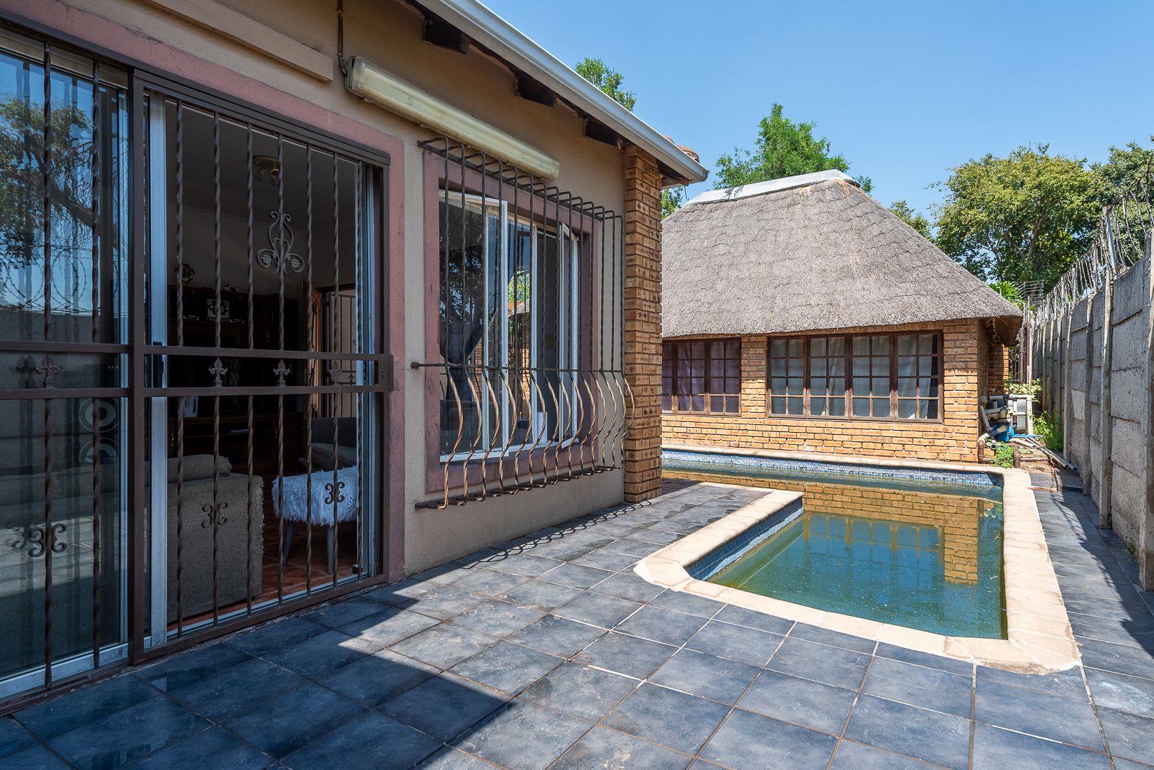 3 Bedroom House for sale in Moffat View P24114178241