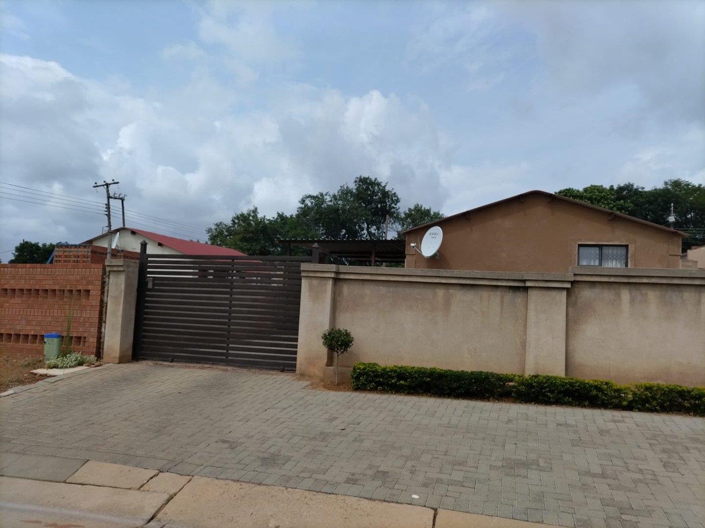 2 Bedroom House for sale in Soshanguve L P24114180786