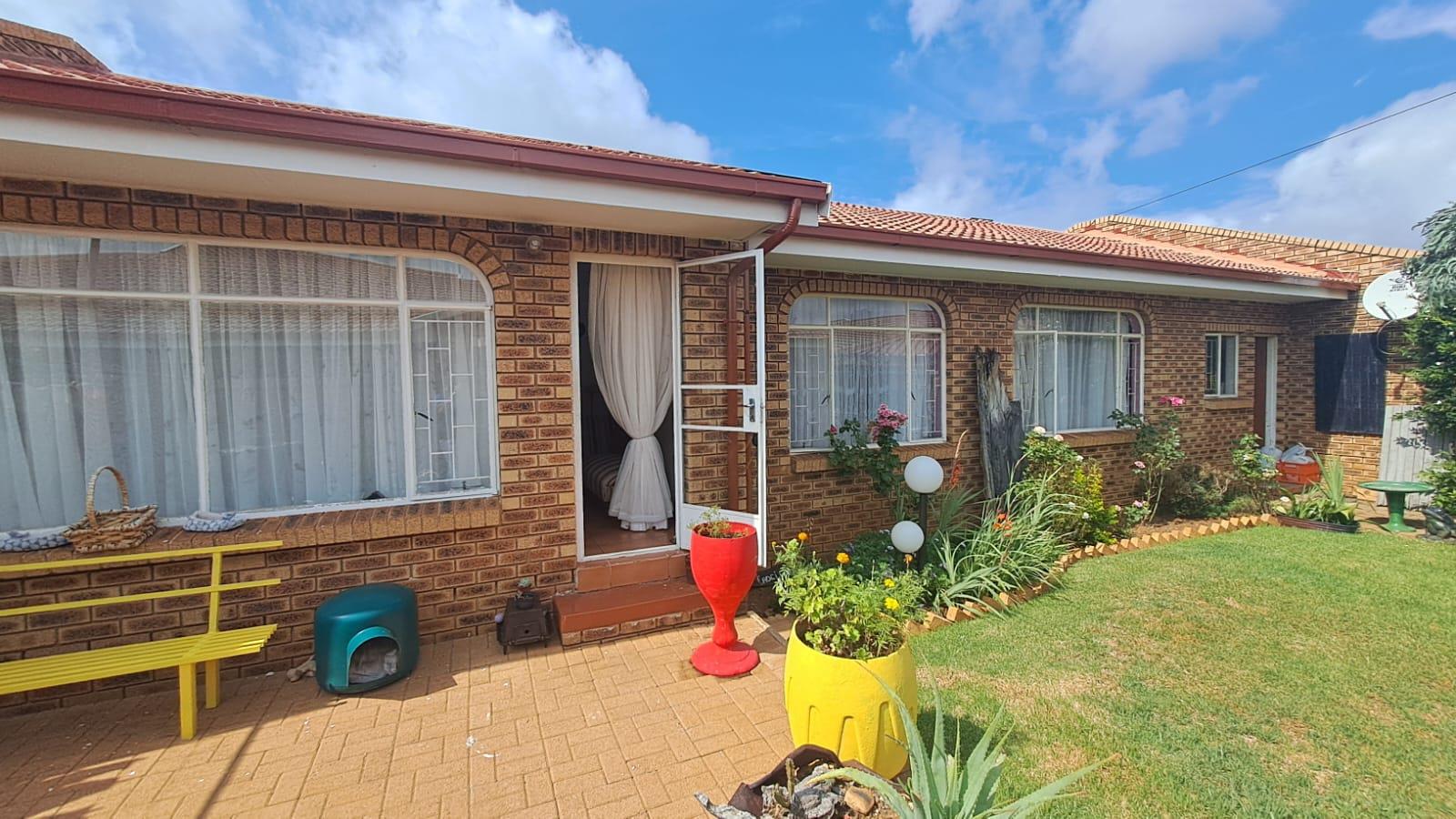 3 Bedroom Apartment / flat for sale in Greenhills 17 Bella Villas, 42 Greenhills Avenue P24