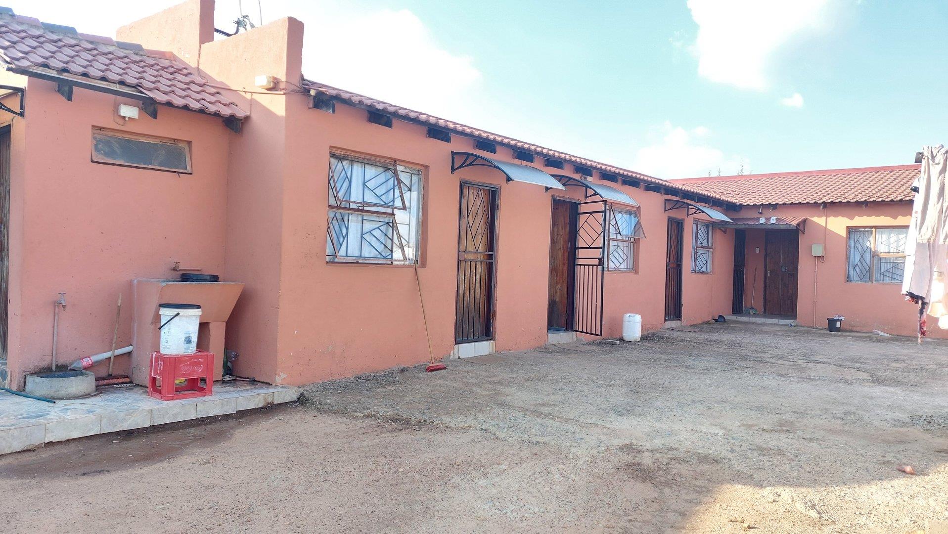 9 Bedroom House for sale in Lakeside P24114184078