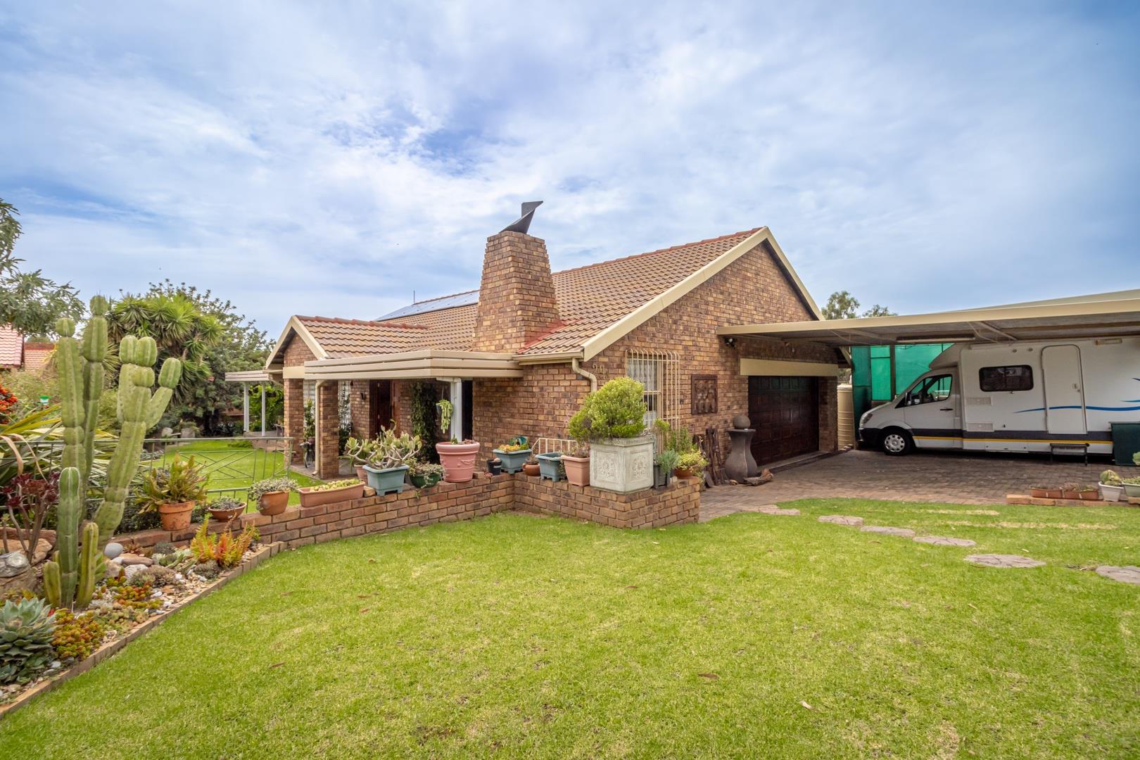 3 Bedroom House for sale in Overkruin P24114186307