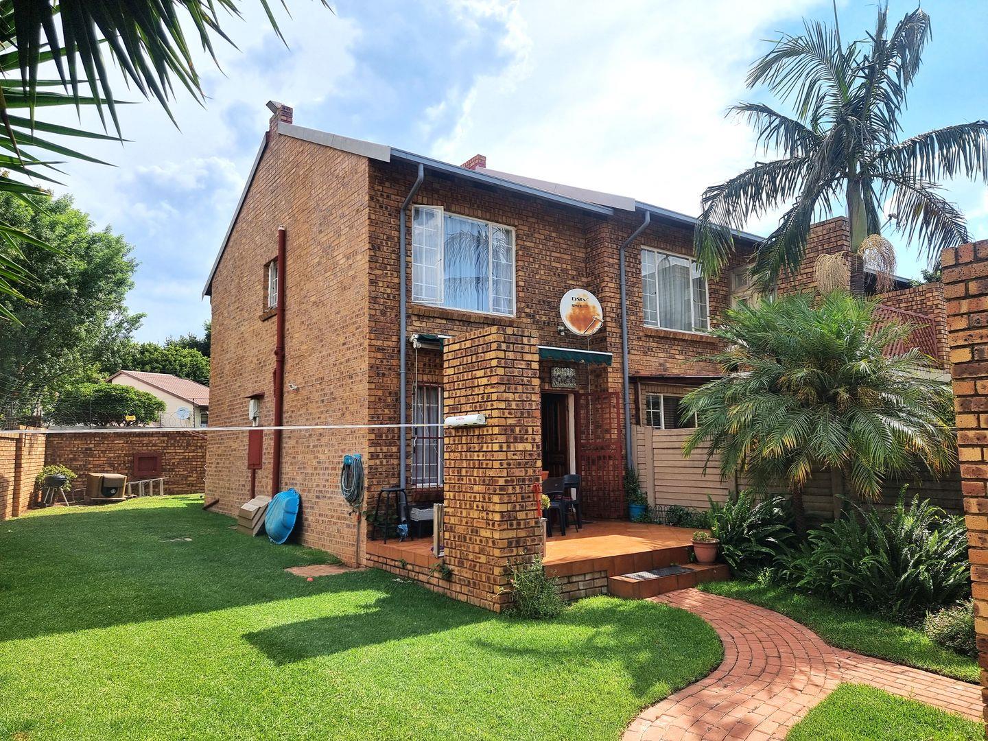 2 Bedroom Townhouse for sale in Faerie Glen P24114189027