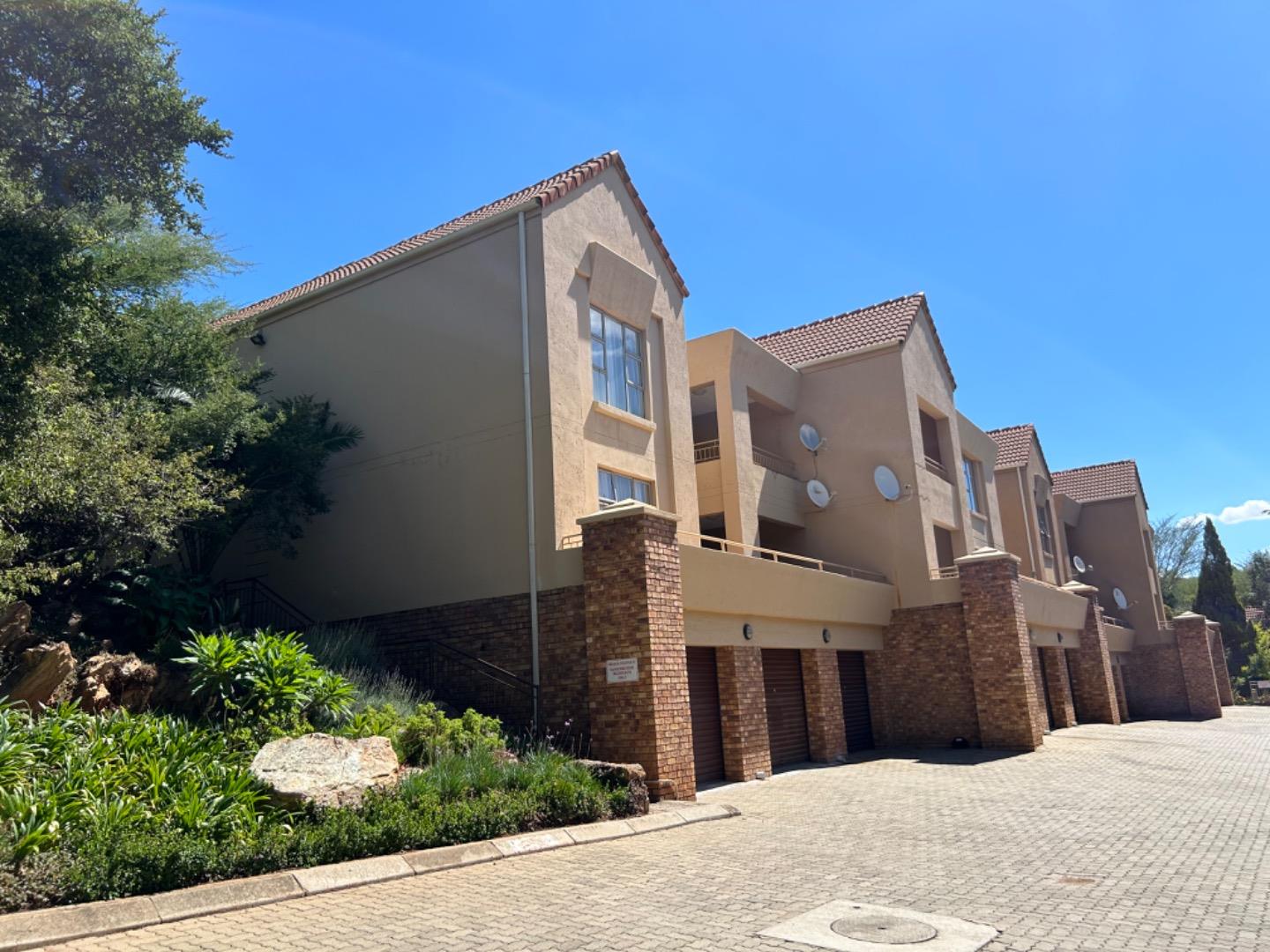 2 Bedroom Townhouse for sale in Constantia Kloof Fijnbosch