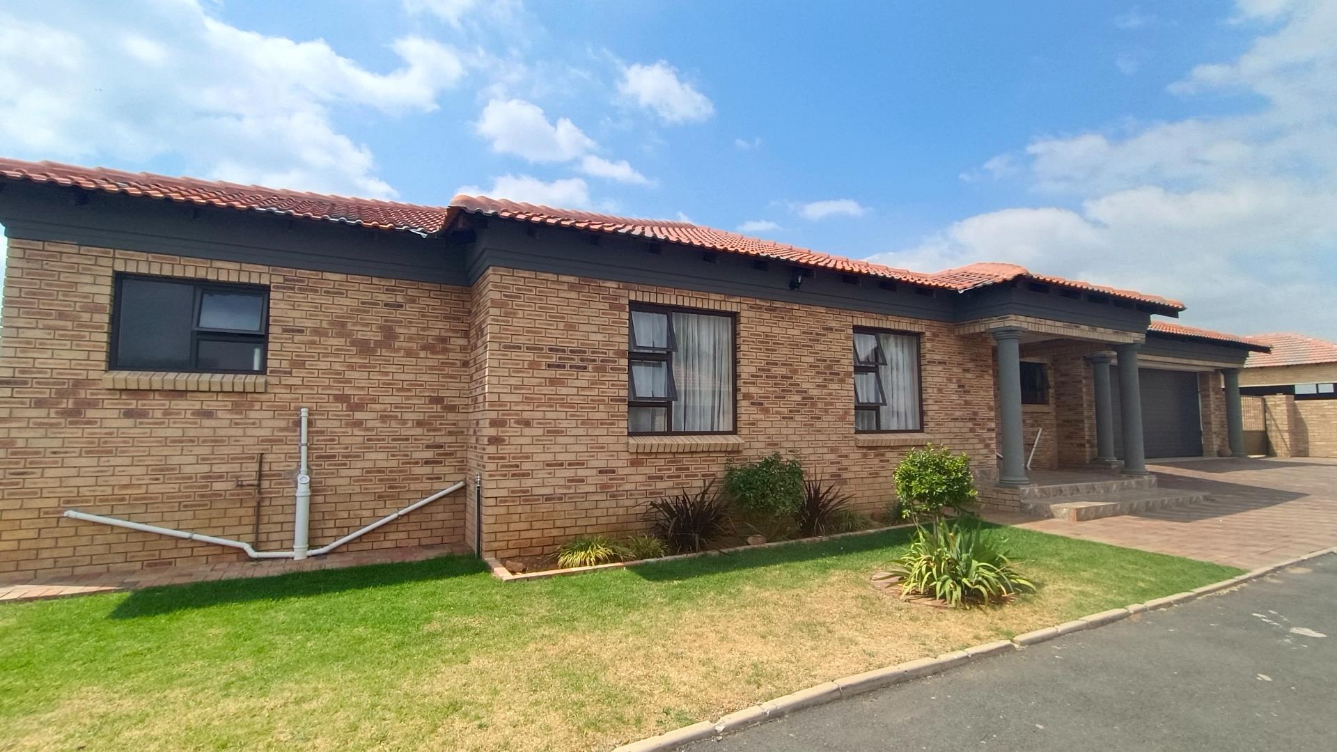 3 Bedroom Townhouse for sale in Ferryvale P24114191727