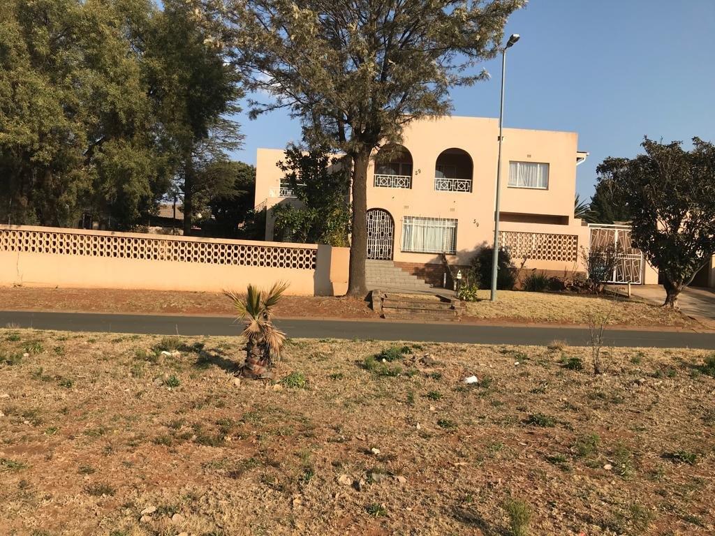 6 Bedroom House for sale in Lenasia Ext 1 P24114193162