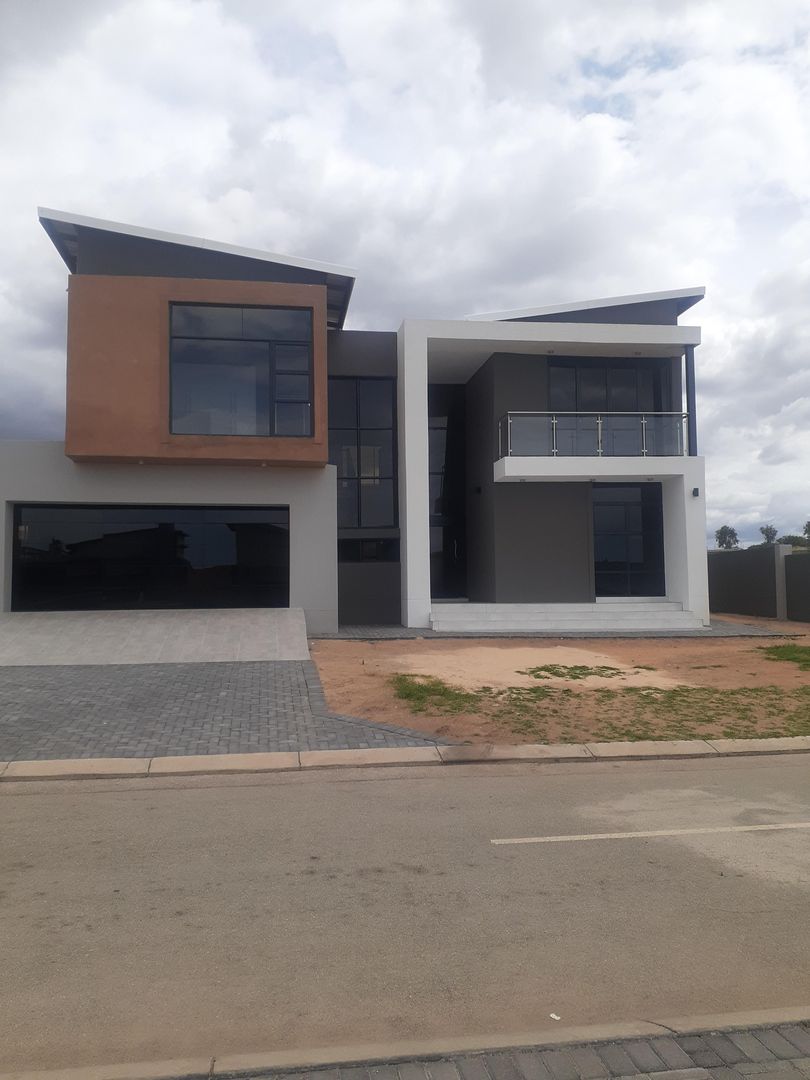 4 Bedroom House for sale in Woodhill Estate P24114194463