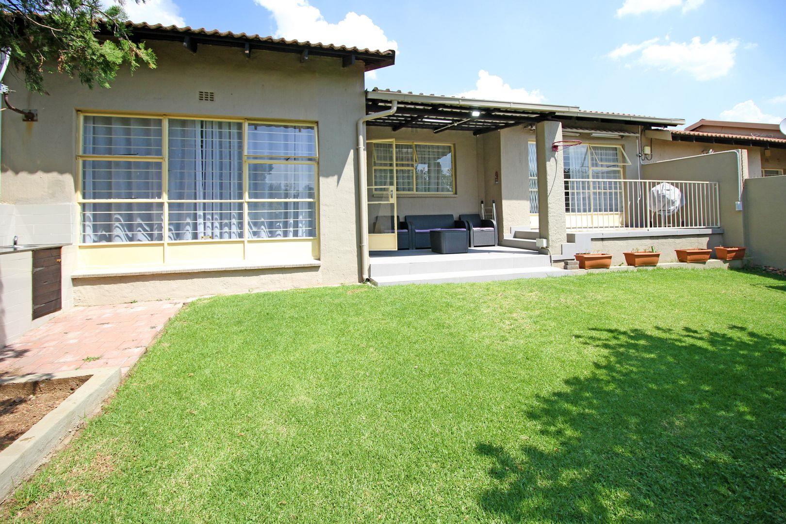 3 Bedroom Townhouse for sale in Corlett Gardens 1 River Close, 16