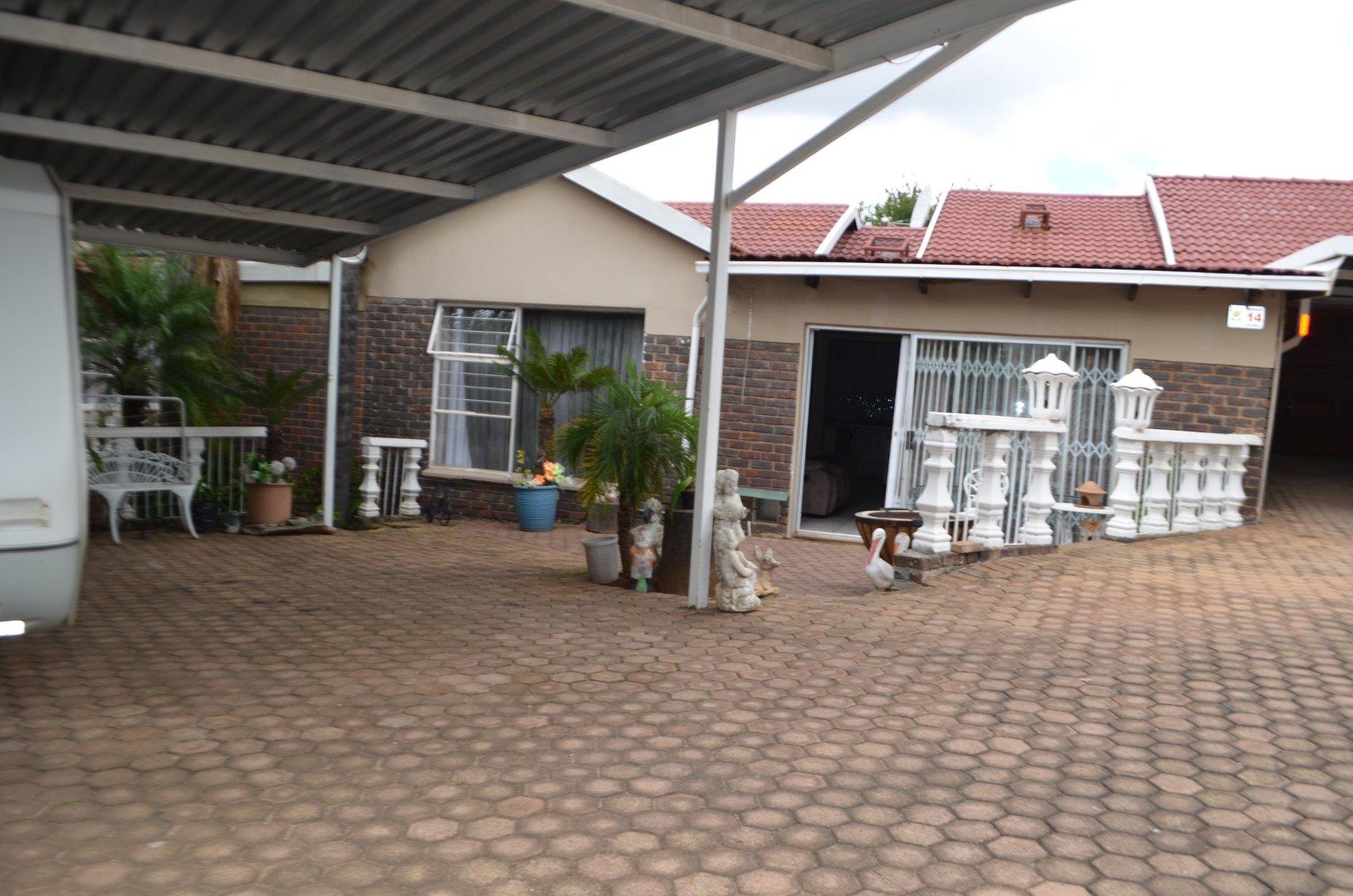 5 Bedroom House for sale in Rant En Dal 14 Papegaai Street P24