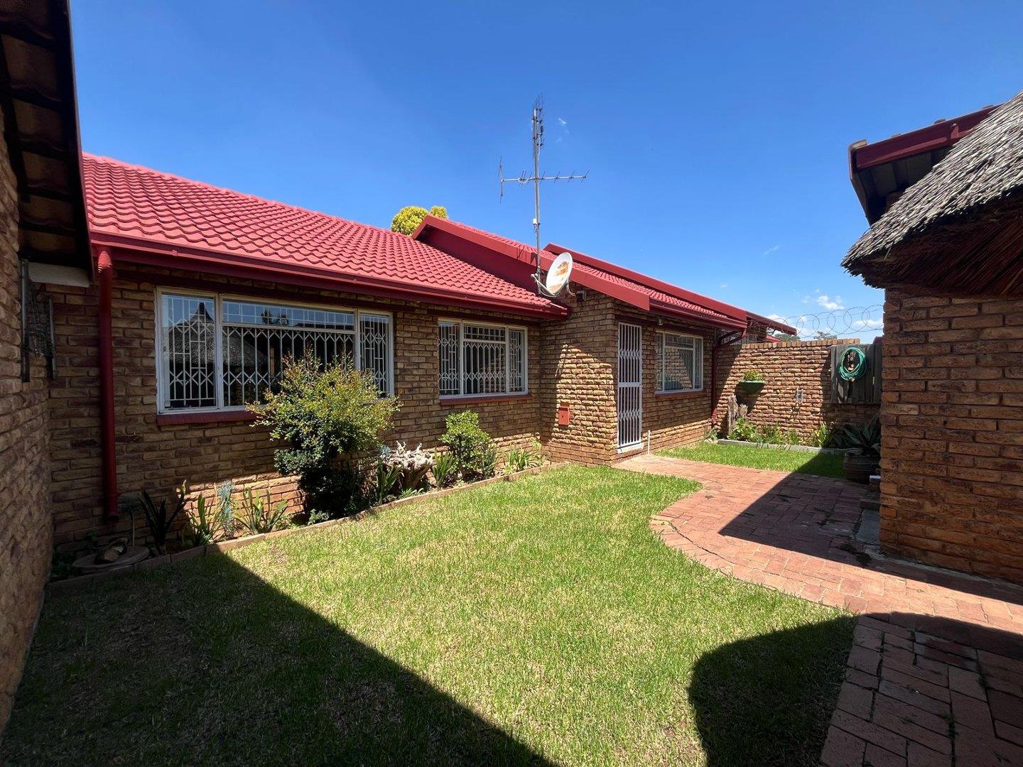 3 Bedroom Townhouse for sale in Glen Marais P24114196406