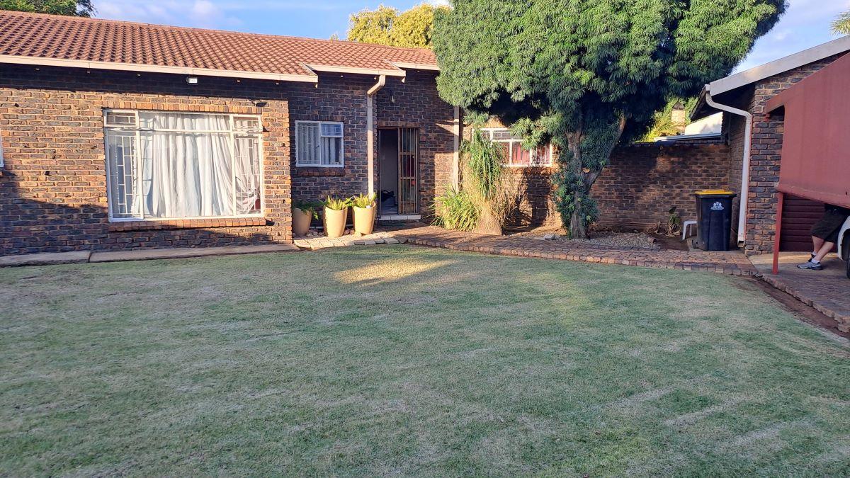 3 Bedroom House for sale in Falcon Ridge 12 Berghaan P24114201855