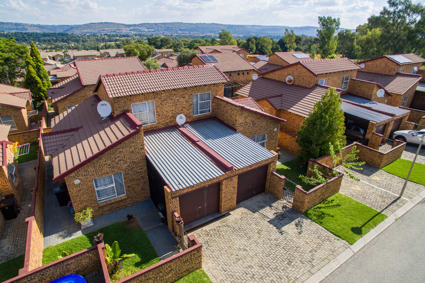 2 Bedroom Townhouse for sale in Honeypark P24114204056