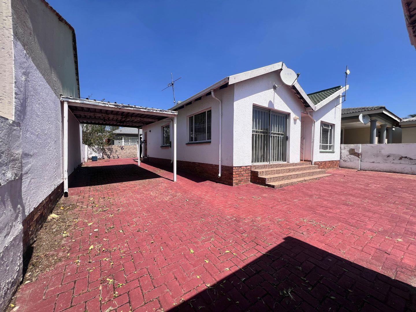 2 Bedroom House for sale in Noordwyk P24114204153