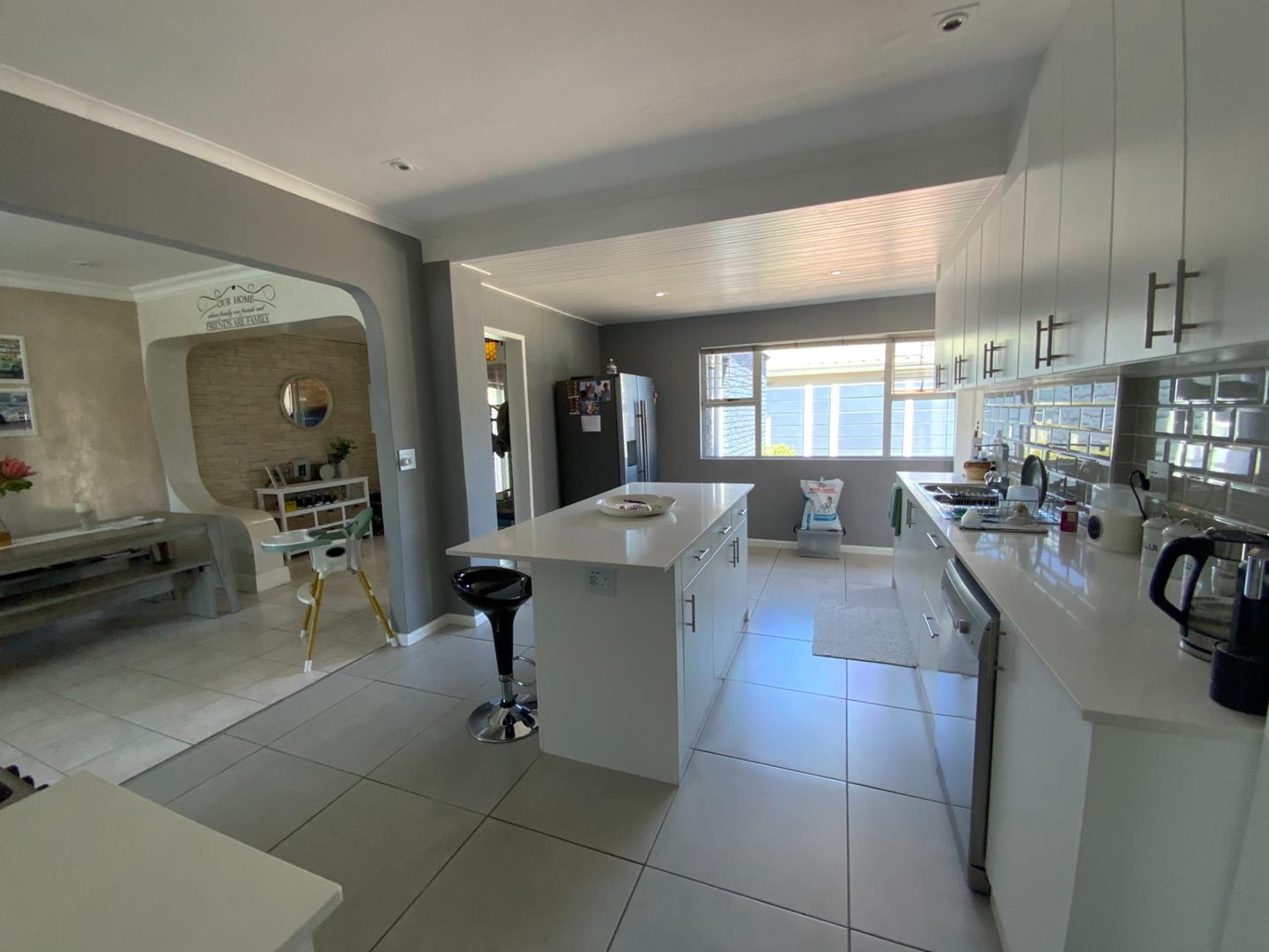 3 Bedroom House for sale in Bothasig P24113553226