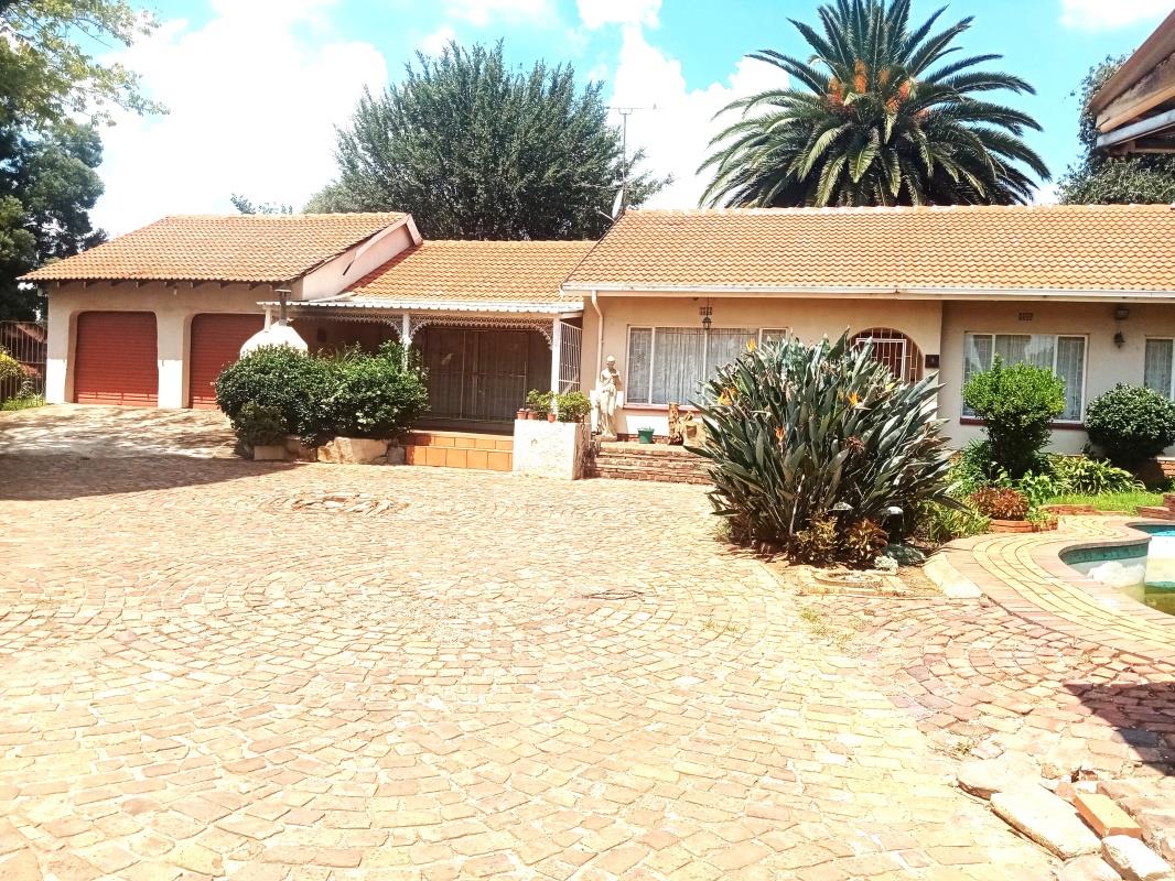 3 Bedroom House for sale in Bonaero Park P24114209268