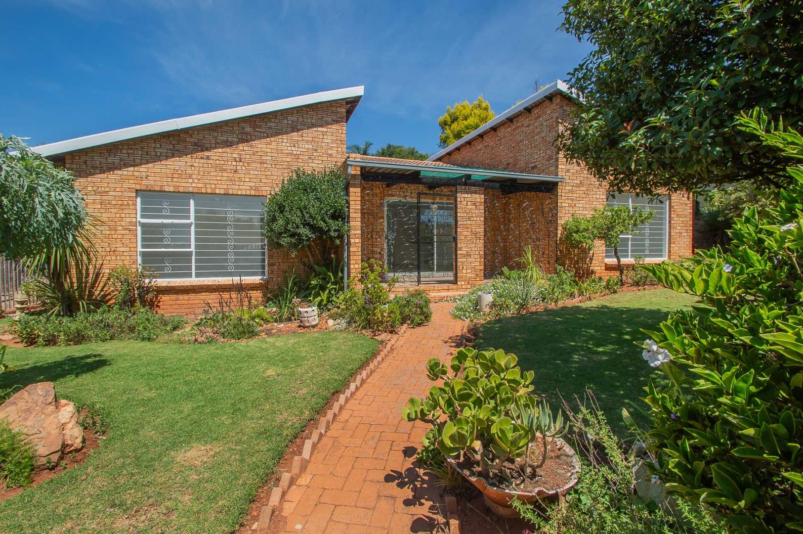 3 Bedroom House for sale in Rangeview 9 Crossberry Street P24114211044