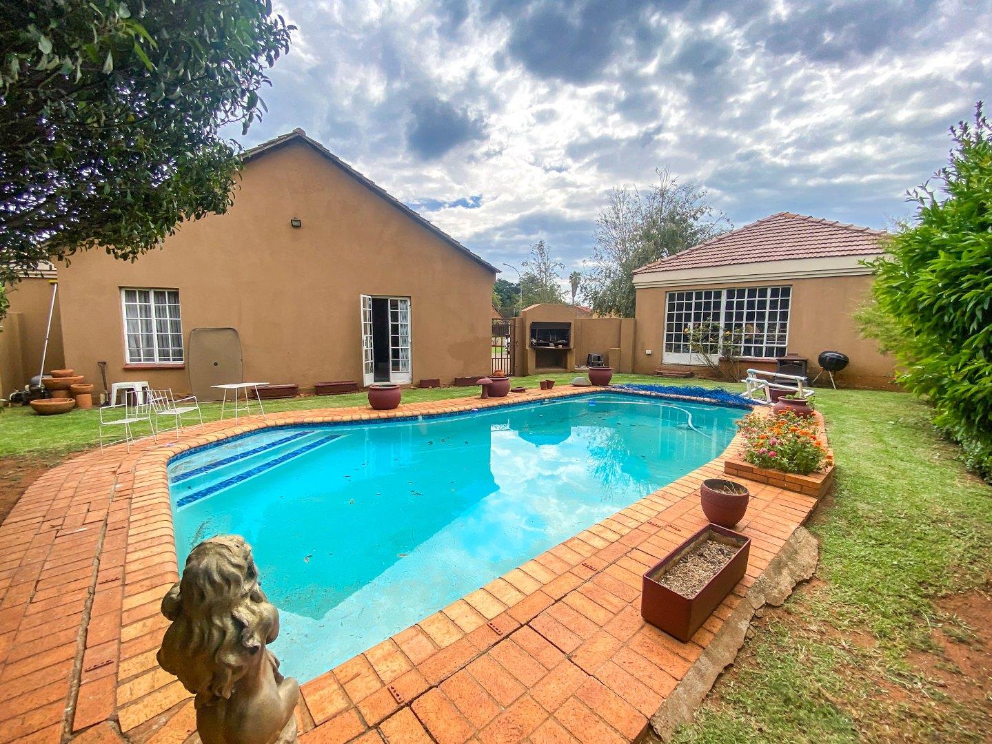 4 Bedroom House for sale in The Stewards P24114212825