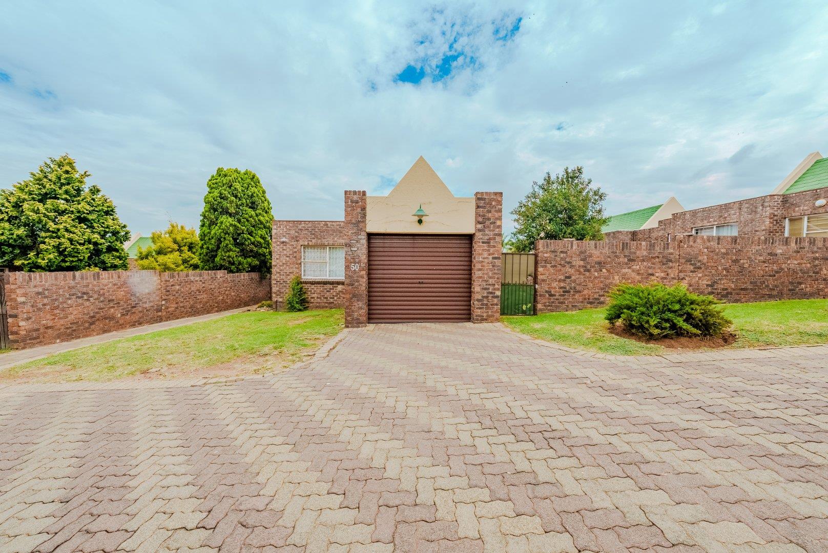 2 Bedroom Townhouse for sale in Oakdene P24114213636