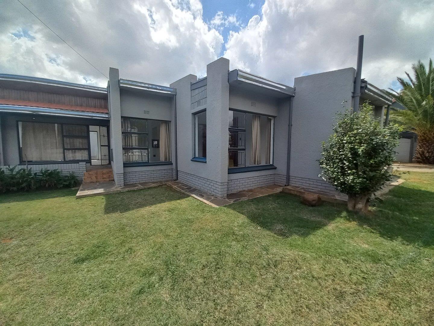 3 Bedroom House for sale in Greenhills P24114213652