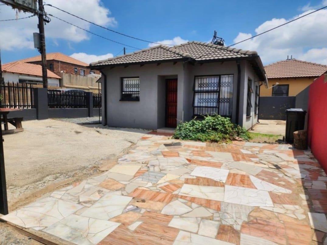 2 Bedroom House for sale in Allandale P24114214152