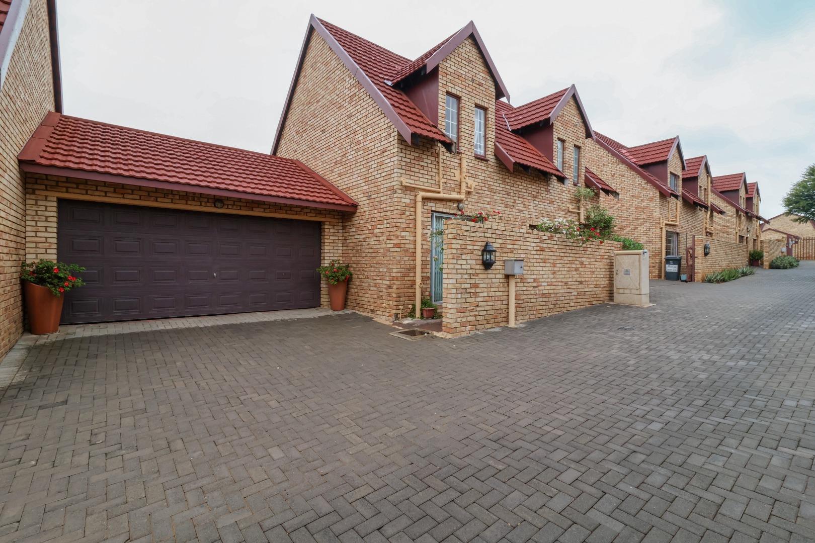 4 Bedroom Townhouse for sale in Willowbrook P24114215508