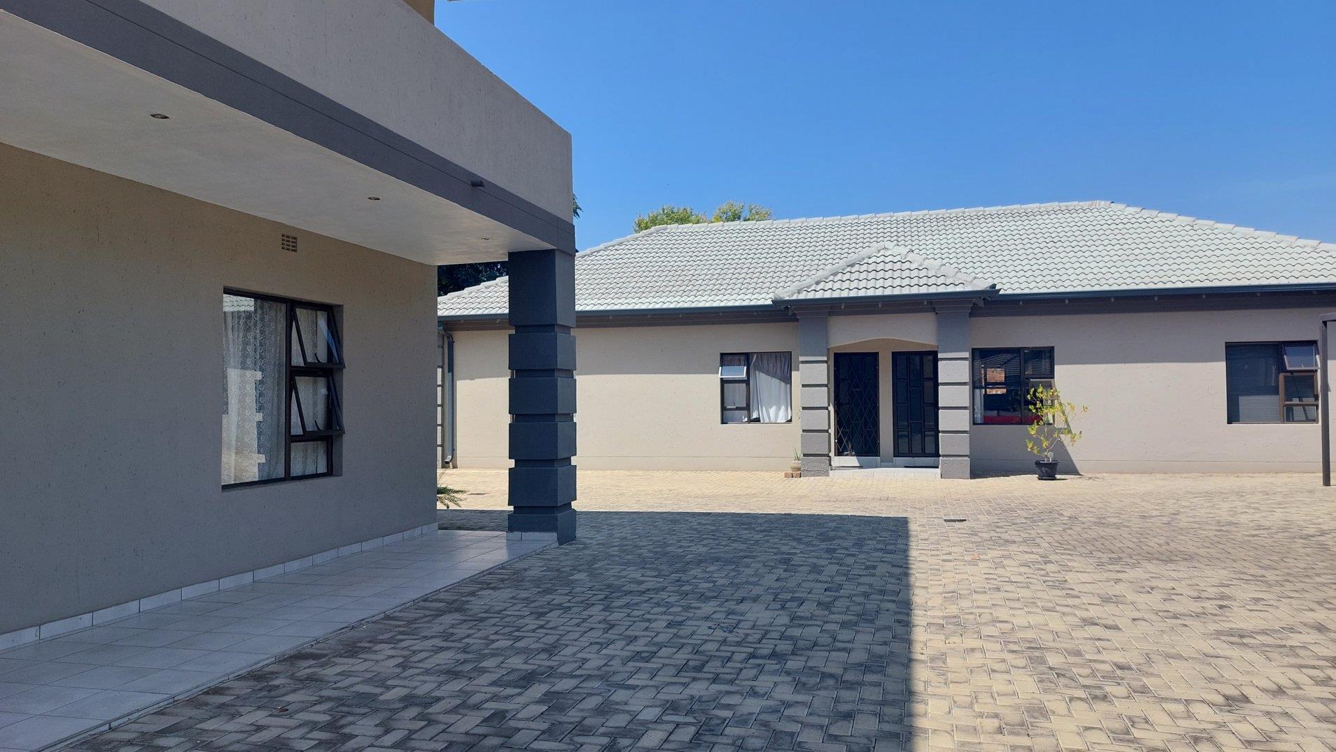 12 Bedroom House for sale in Lakefield P24114217872