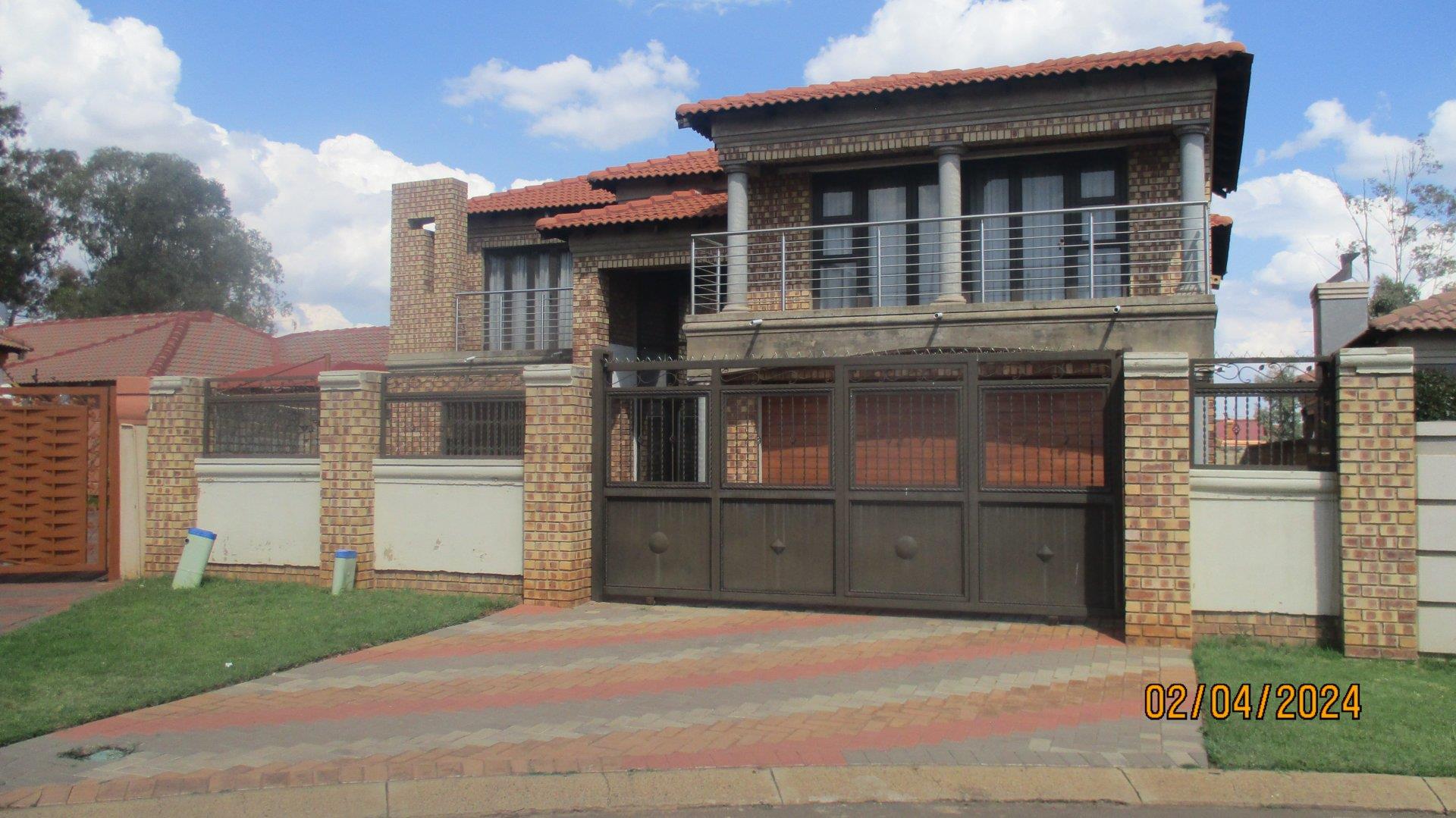 5 Bedroom House for sale in Spruit View P24114218571