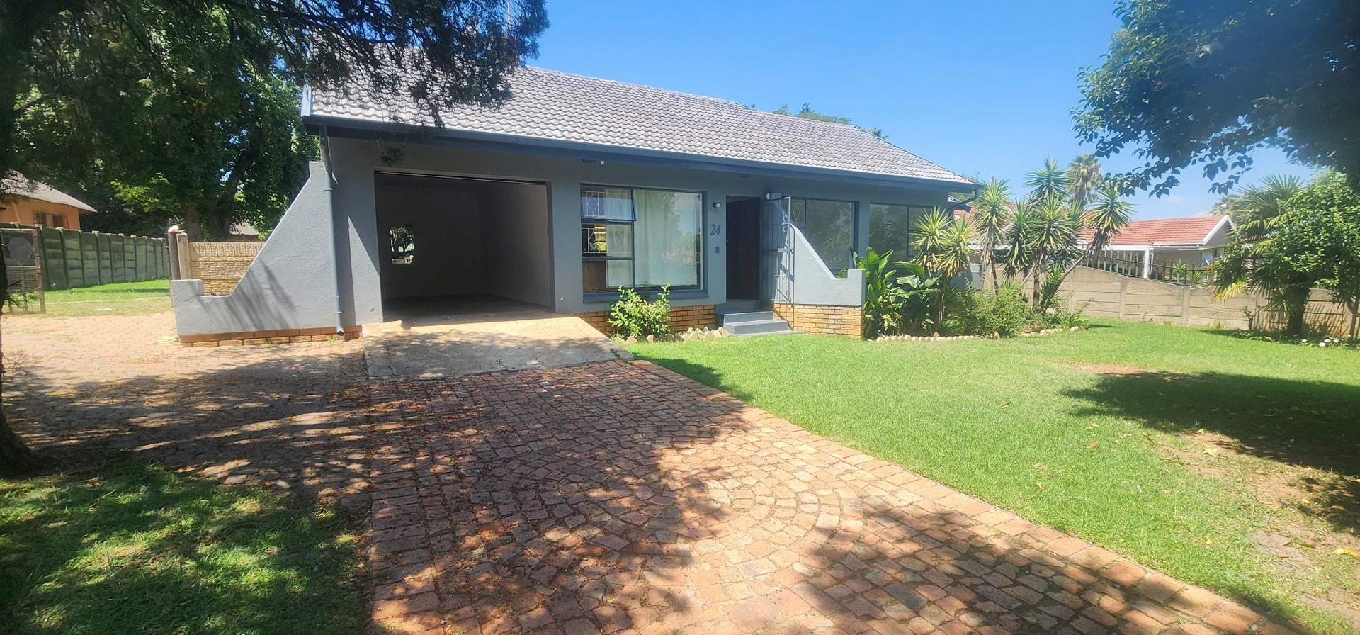 3 Bedroom House for sale in Brackendowns P24114218702