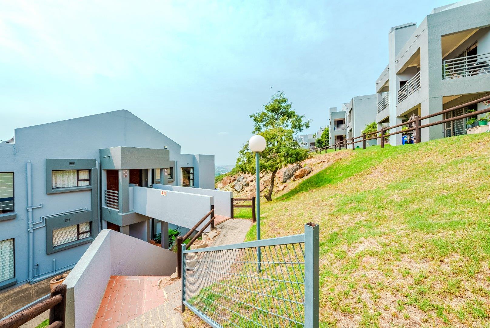 2 Bedroom Townhouse for sale in Glenvista P24114220915