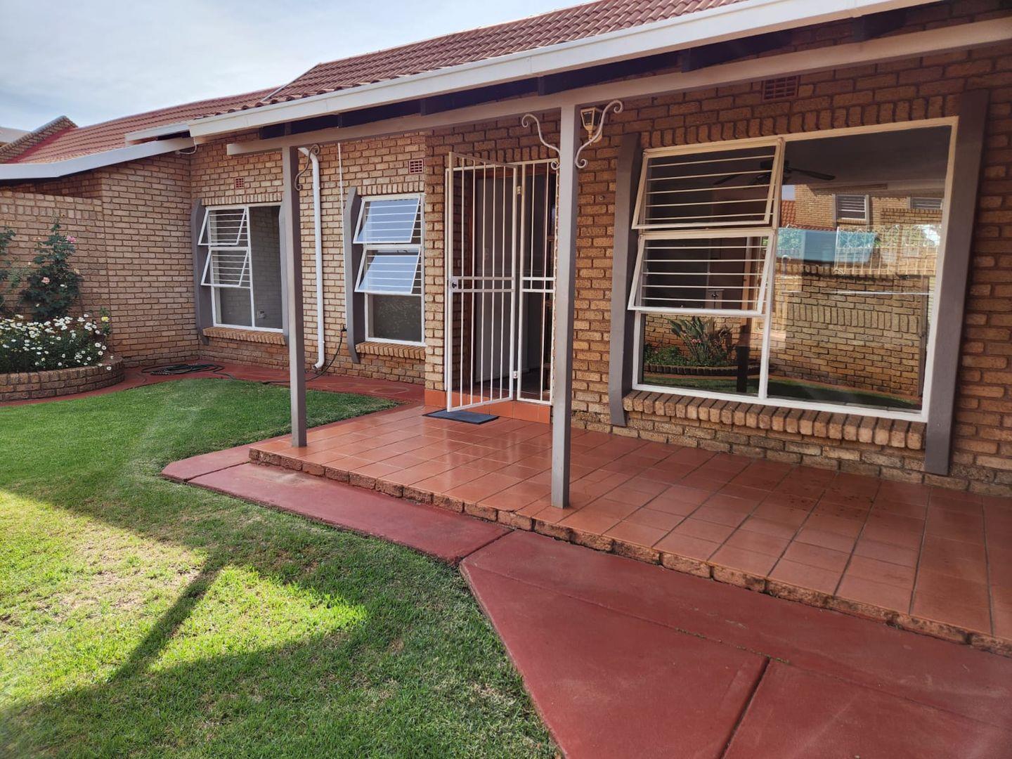 2 Bedroom Townhouse for sale in Carletonville Central P24114220926