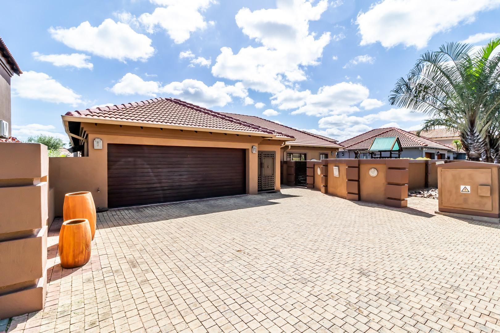 3 Bedroom House for sale in Rose Acres Estate P24114221323