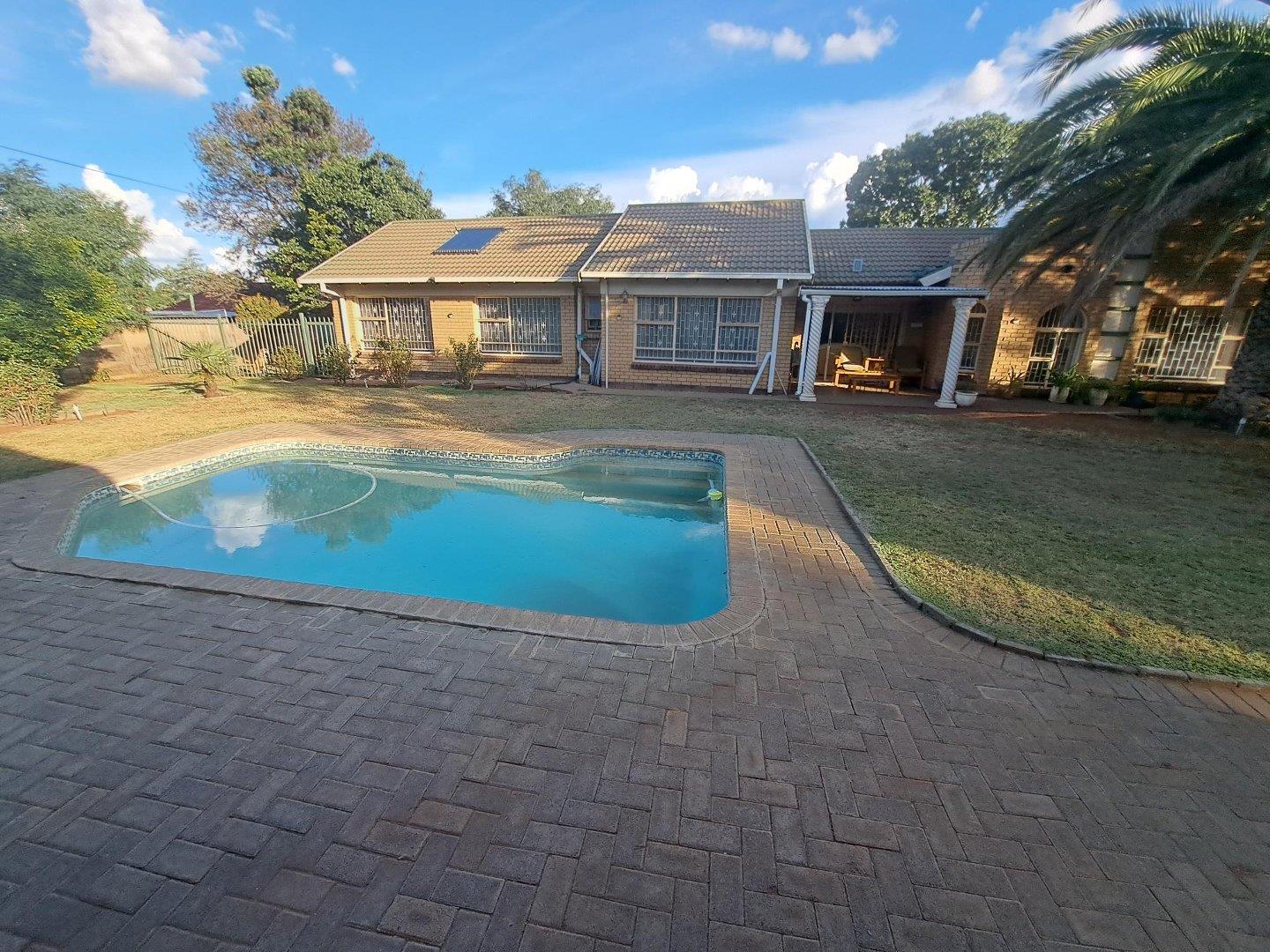 3 Bedroom House for sale in Pellissier P24114221531