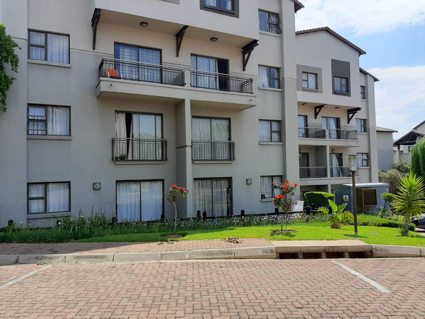2 Bedroom Apartment / flat for sale in Sunninghill 31 Leeuwkop Road P24114601033