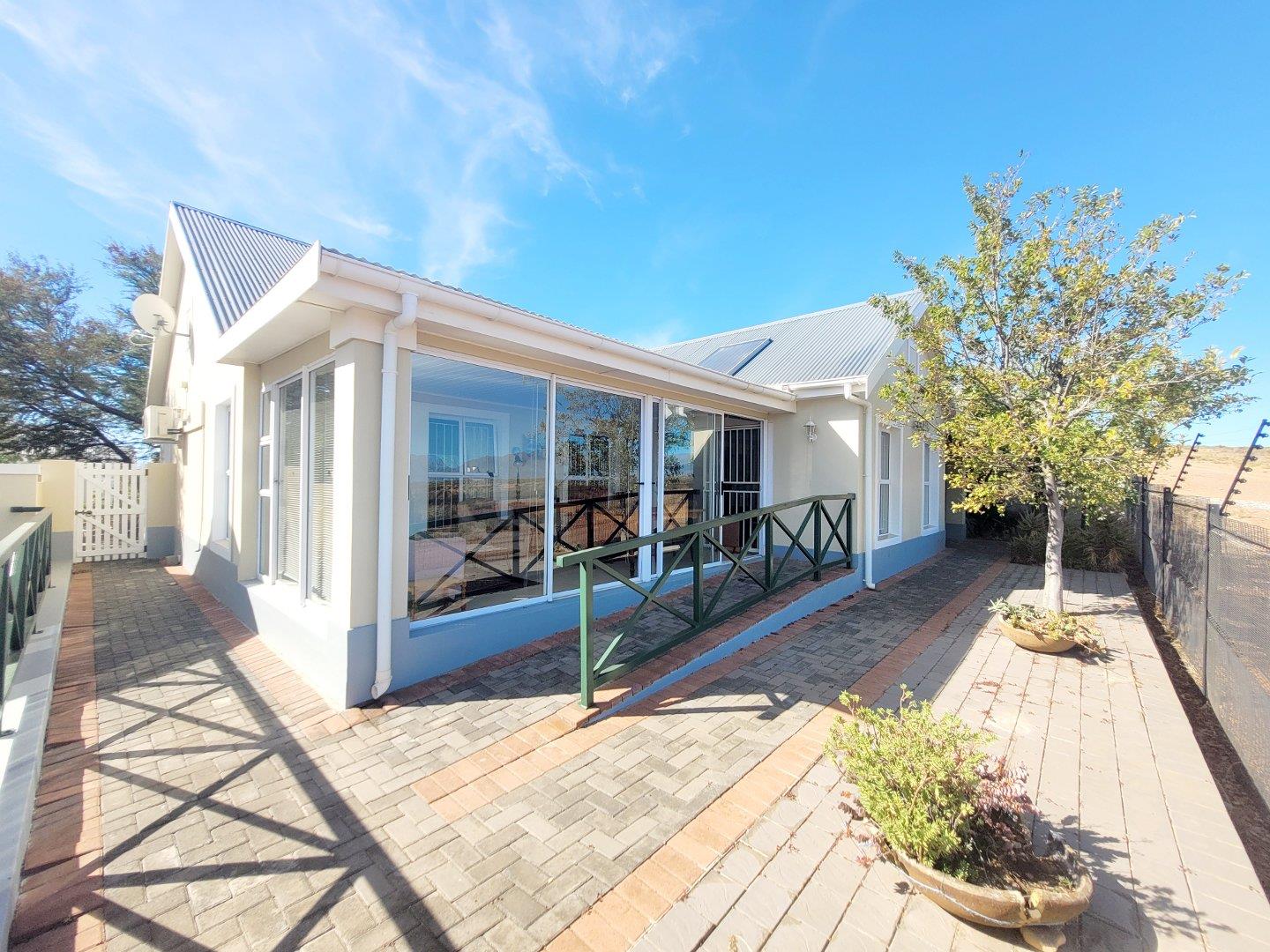 2 Bedroom House for sale in Langerug 55 Hooggelegen Street P24