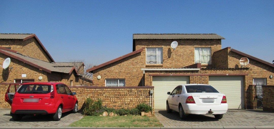 3 Bedroom Townhouse for sale in Honeypark P24114222818