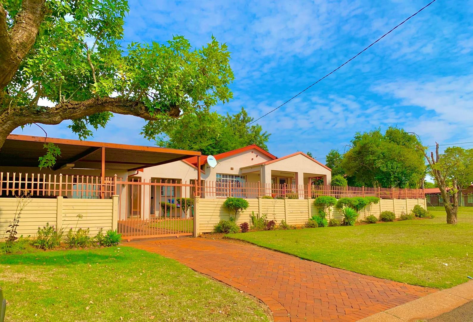 4 Bedroom House for sale in West Park P24114224871